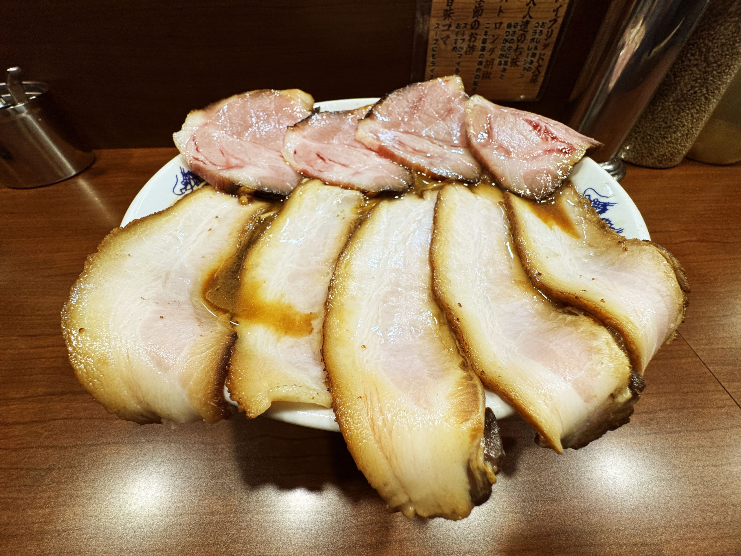 【東京グルメ】新橋で絶対に食べるべきラーメン / ラーメンニキのハイブリッドチャーシュー醤油豚骨