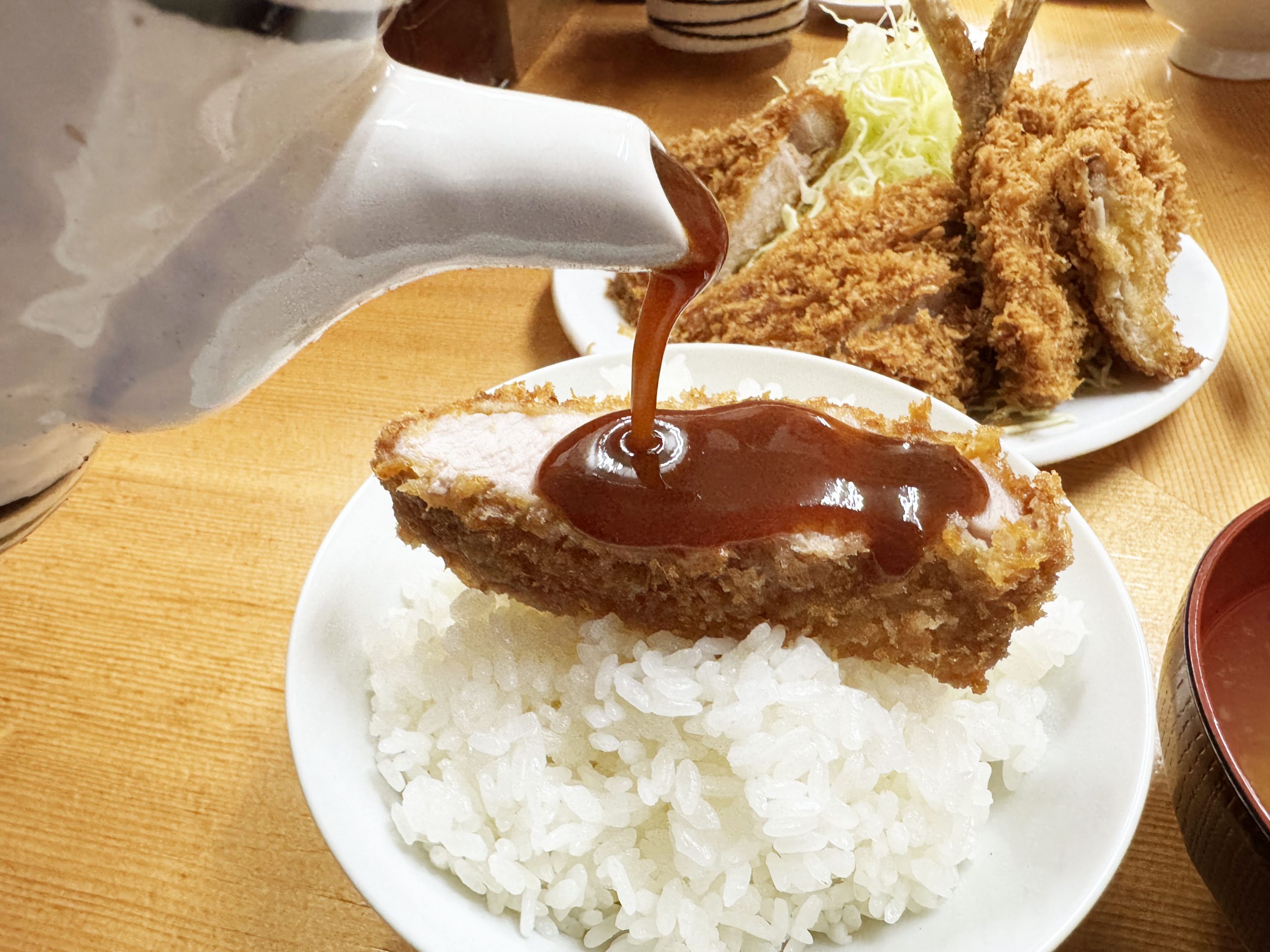 【東京・上野グルメ】価格高騰の時代に高評価トンカツ定食950円でさらにカキフライも高評価な食堂に行った件→ とんかつ山家