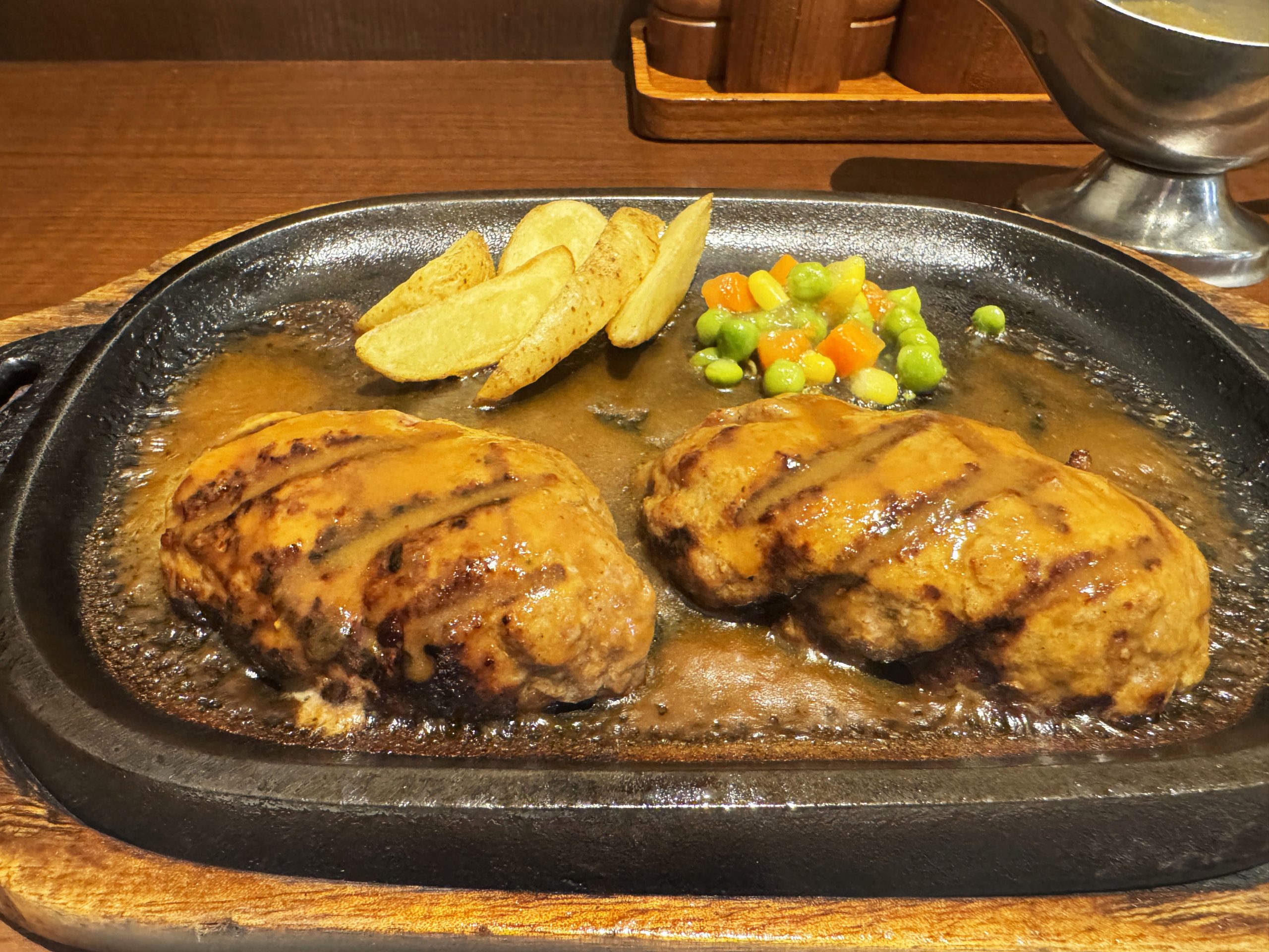 静岡のさわやかが遠すぎて行けない人や行列を避けたい人は「アルカサール」に行けば極上のハンバーグが食べられる