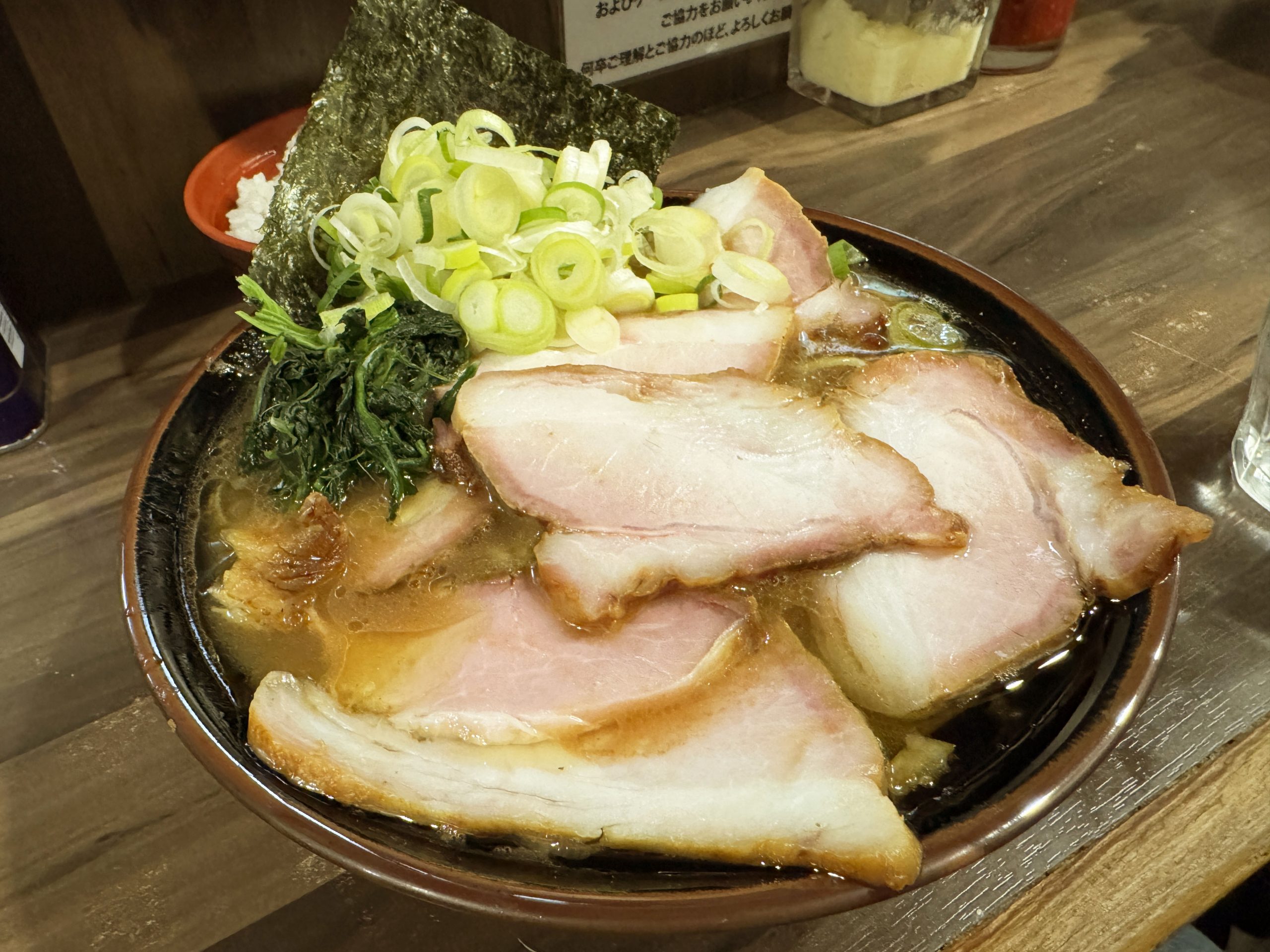 東京・神田の人気ラーメン店「わいず」をもっと美味しく食べる最適解はこの食べ方かもしれない