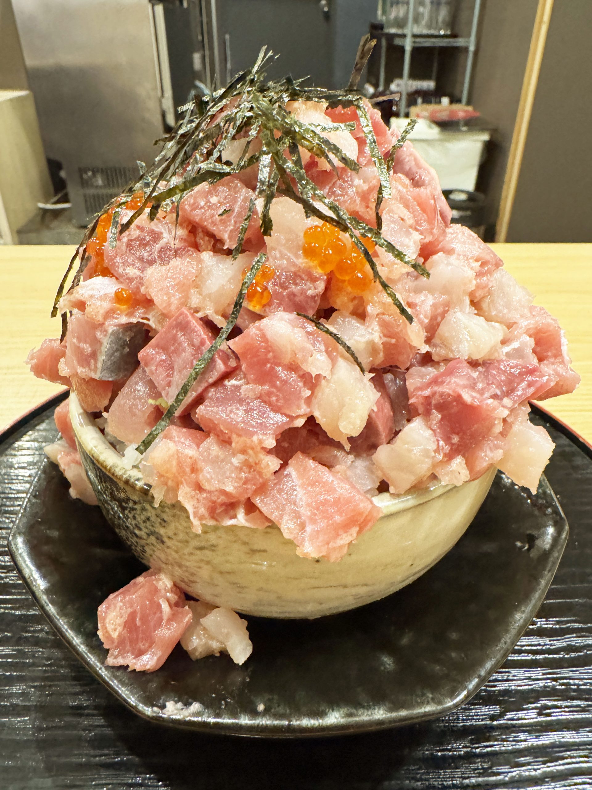 デカ盛りすぎる激安な海鮮丼ランチの「もっとデカ盛りバージョン」を食べてみた / 東京・神田 魚匠屋