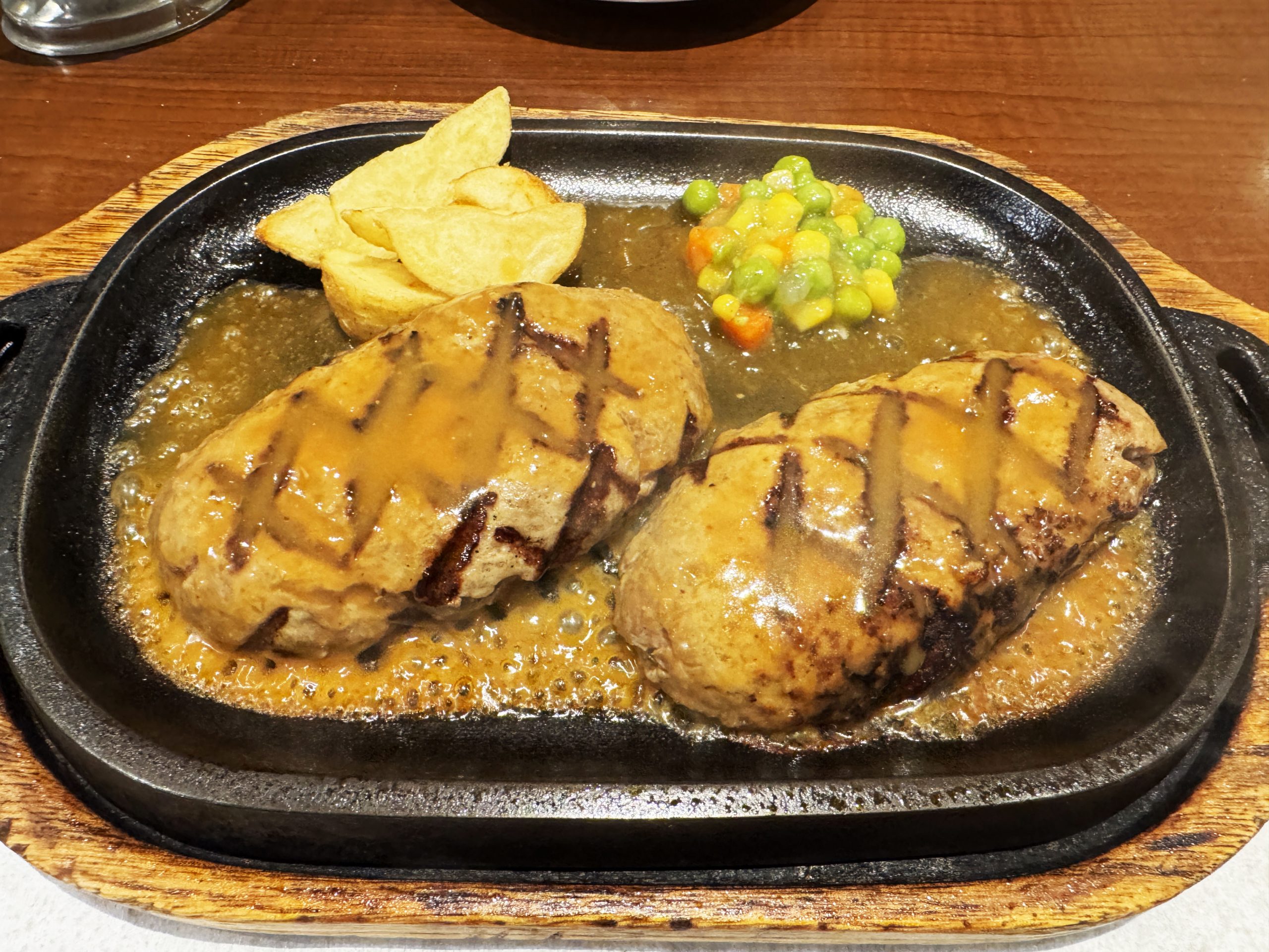 【極上グルメ】静岡さわやかの上位互換と言われている東京「アルカサール」の最大量ハンバーグを食べた結果