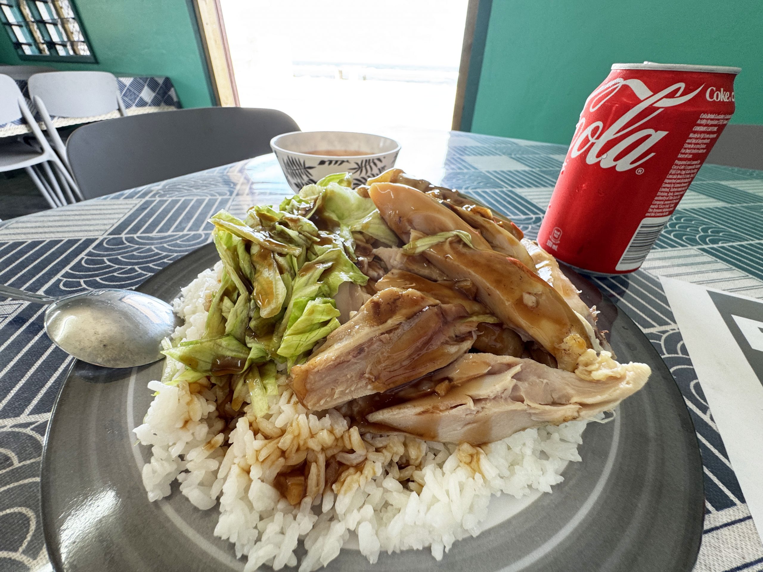 ナウル共和国の食堂で「チキンレタスぶっかけ飯」を食べた話