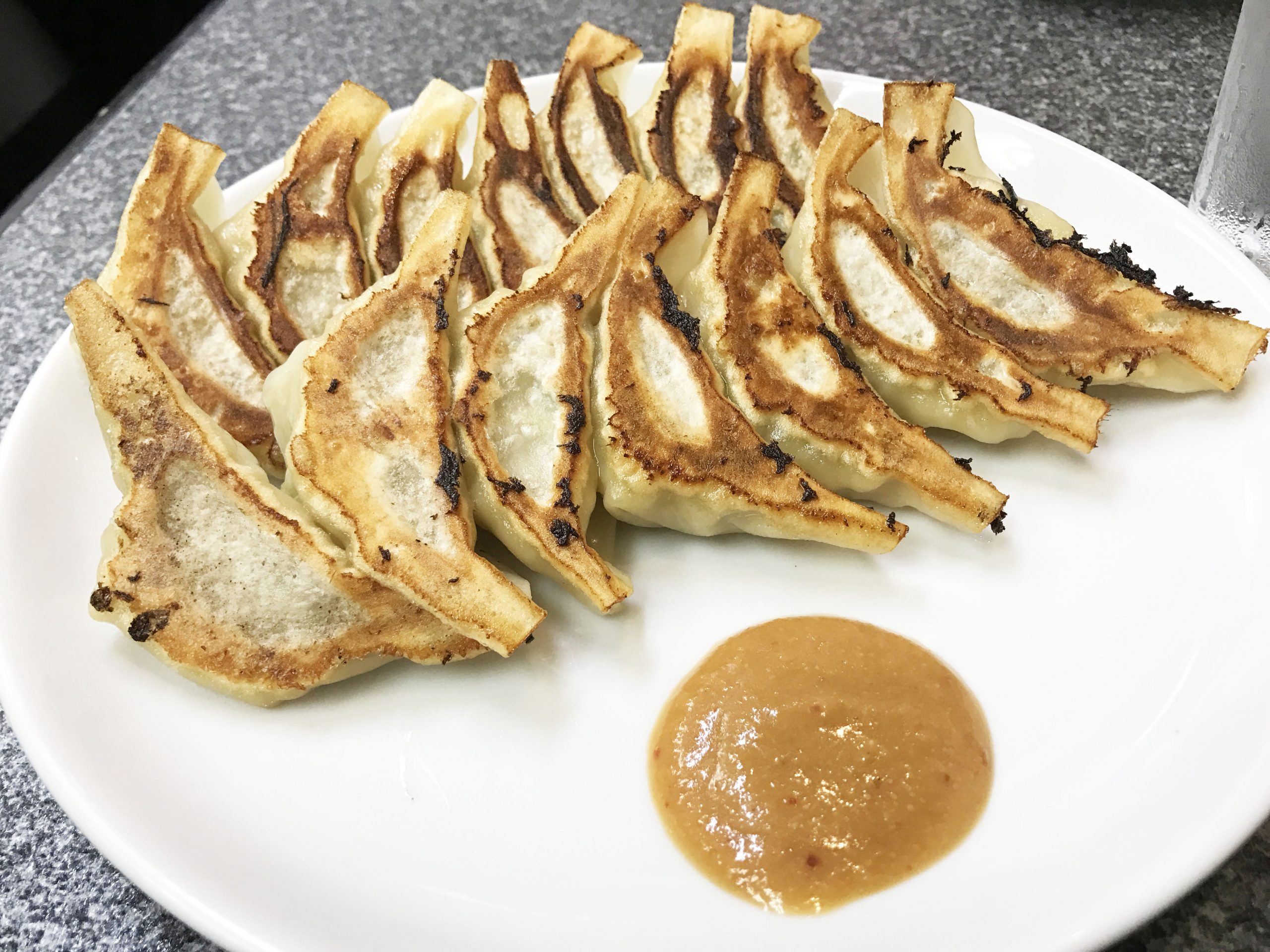 兵庫県民に聞きたいのだけど神戸の餃子は「赤萬」「ひょうたん」「ぎょうざ大学」どれが好きなのですか