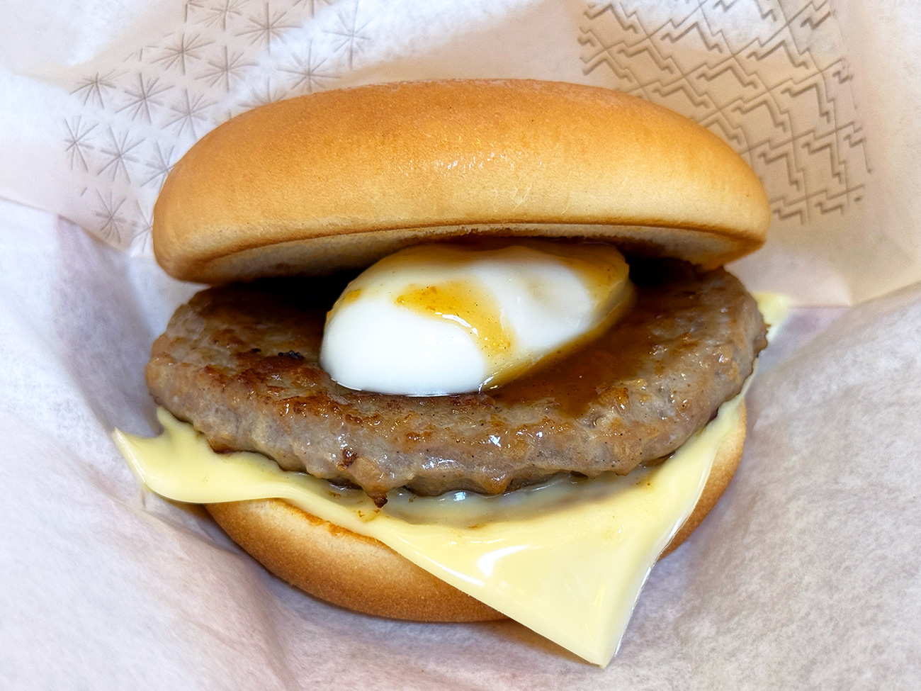 モスの朝メニュー『朝のとろったまチーズバーガー』がウマい「極限まで余分なものを削ぎ落とした絶品バーガー」