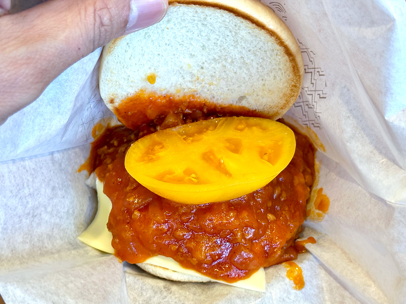 なんかモスバーガーを食べたらトマトが黄色かったんだが？？