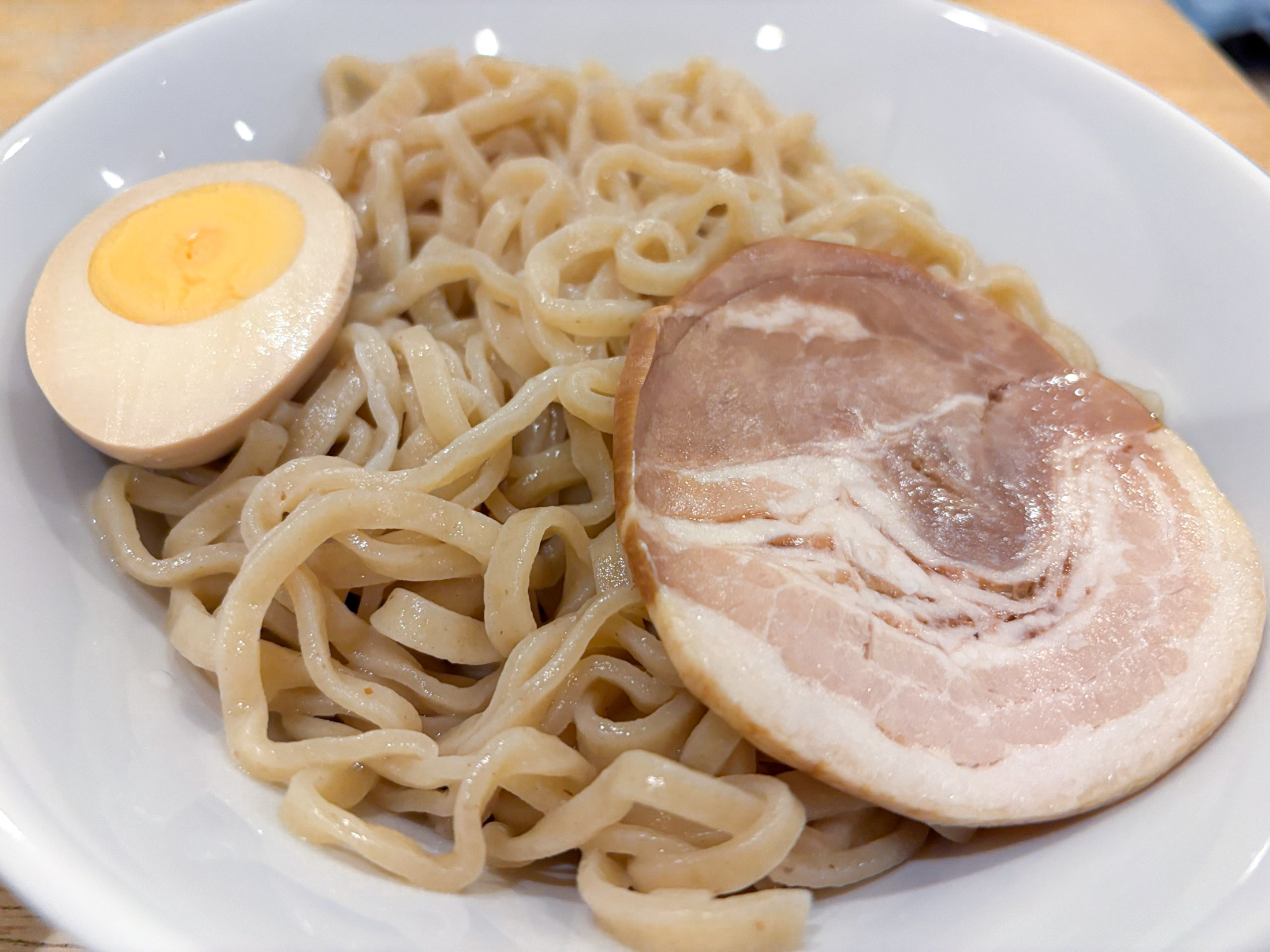 煮干しがガツン！ 名店「とんちぼ」の濃厚つけめんをチルド麺で再現！