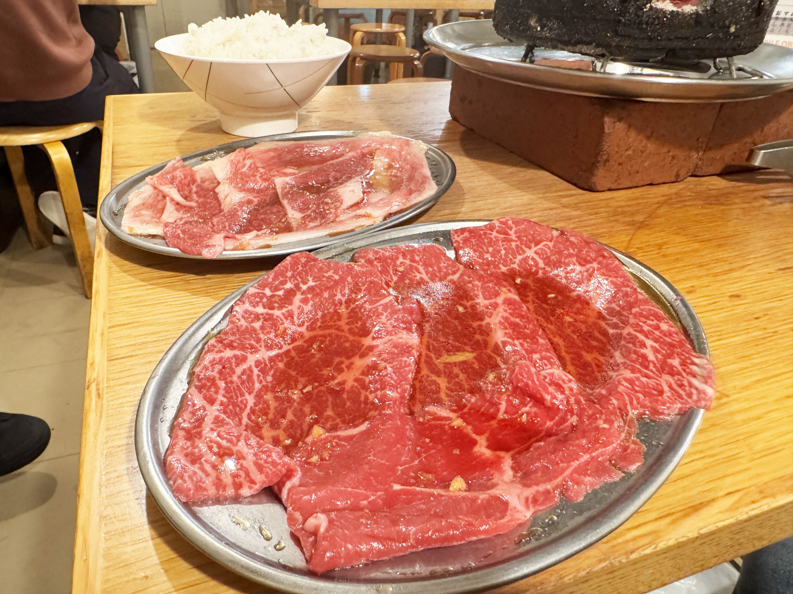 東京・新橋で一人焼肉したいなら「鶴松」の生ロースが最強だから良いよ→ 昼飲みもできる神焼肉
