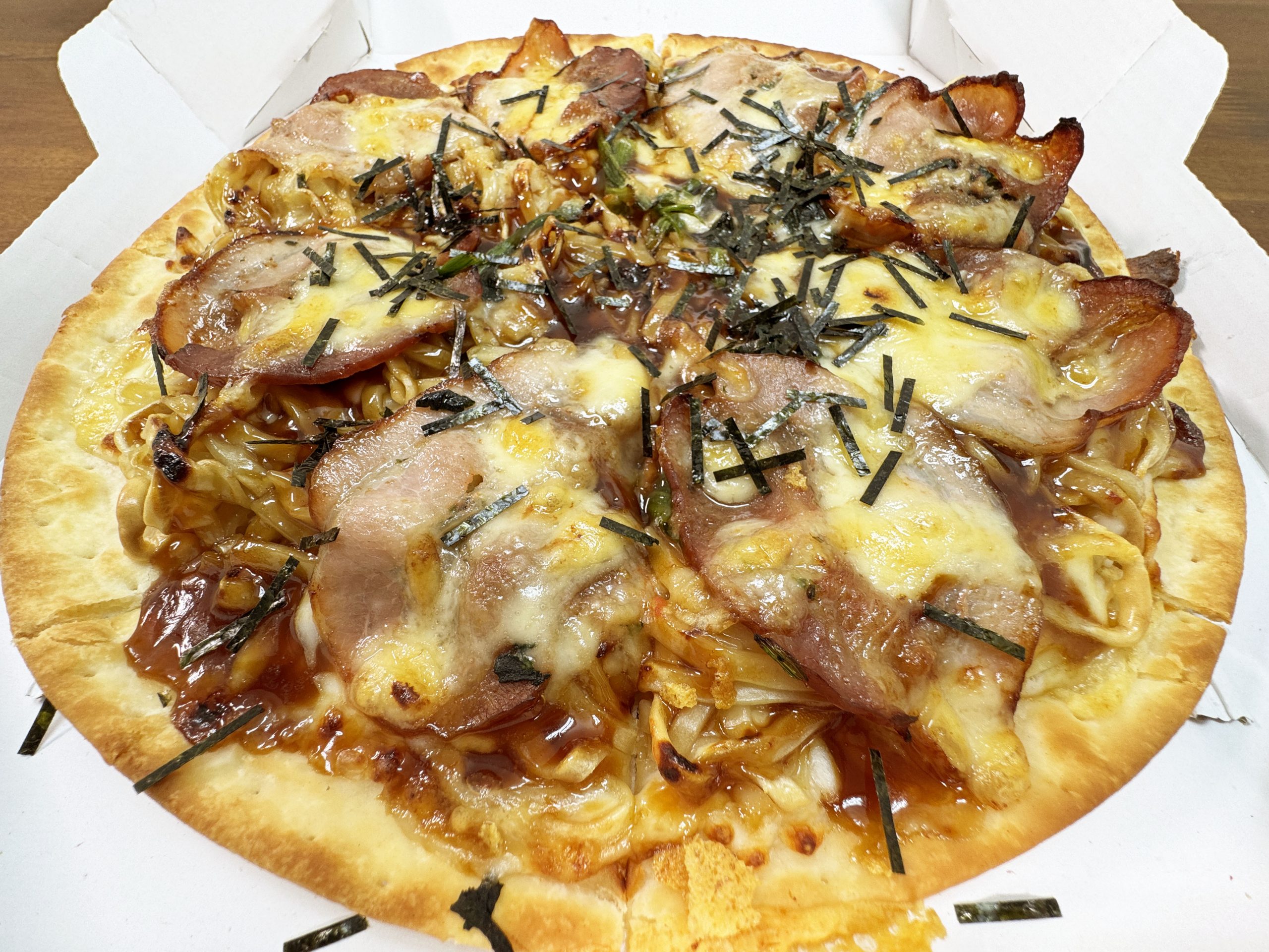 ピザハットの家系ラーメンピザを食べた話→ ピザなのに麺を食べている感がハンパない！