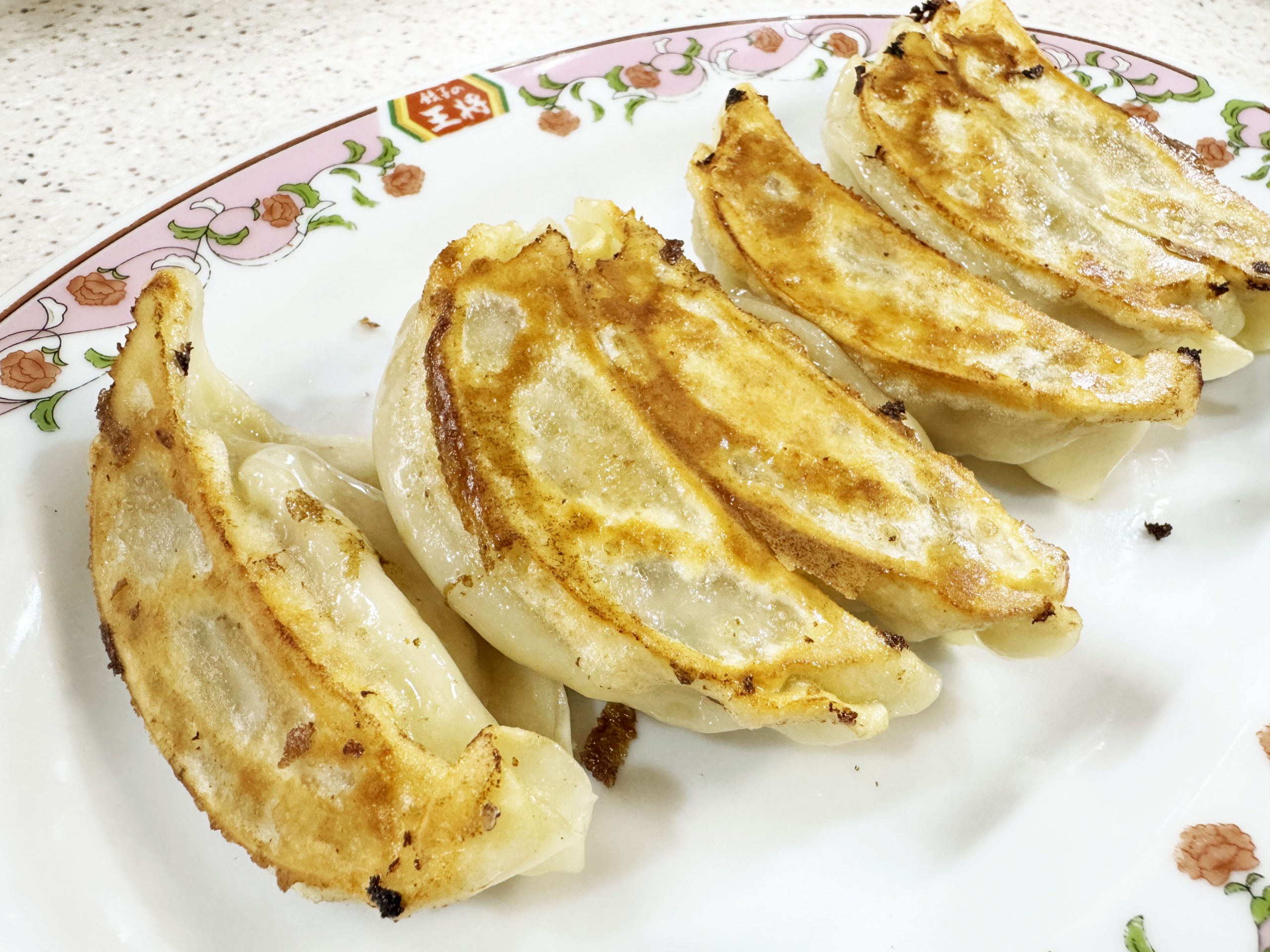 餃子の王将の裏メニュー「餃子のうす焼き」と「餃子のよく焼き」はこれだけ色と味が違う