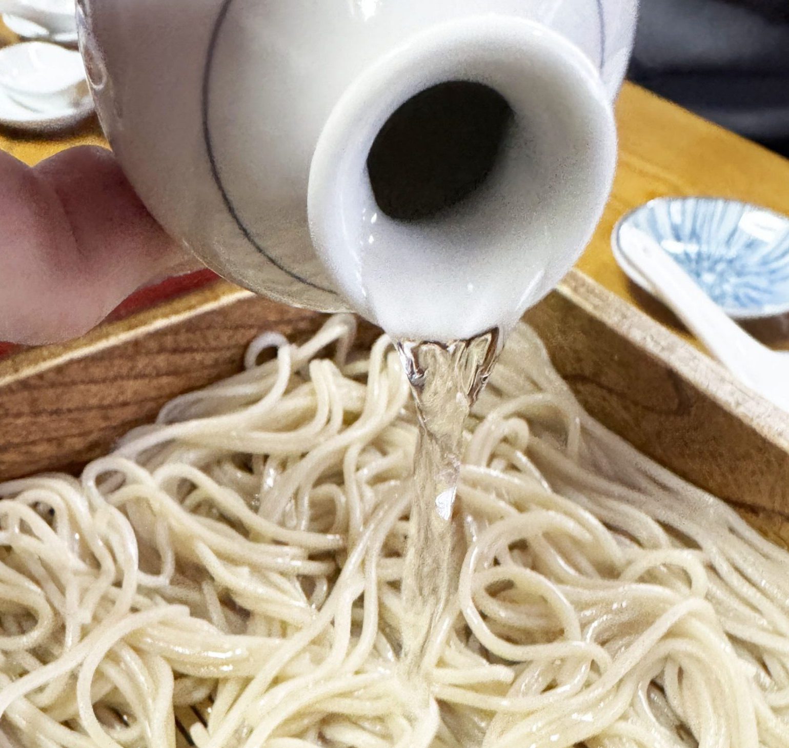 蕎麦に日本酒をぶっかけて食べると最高に美味しい→ 信じてくれないかもしれないけど事実です