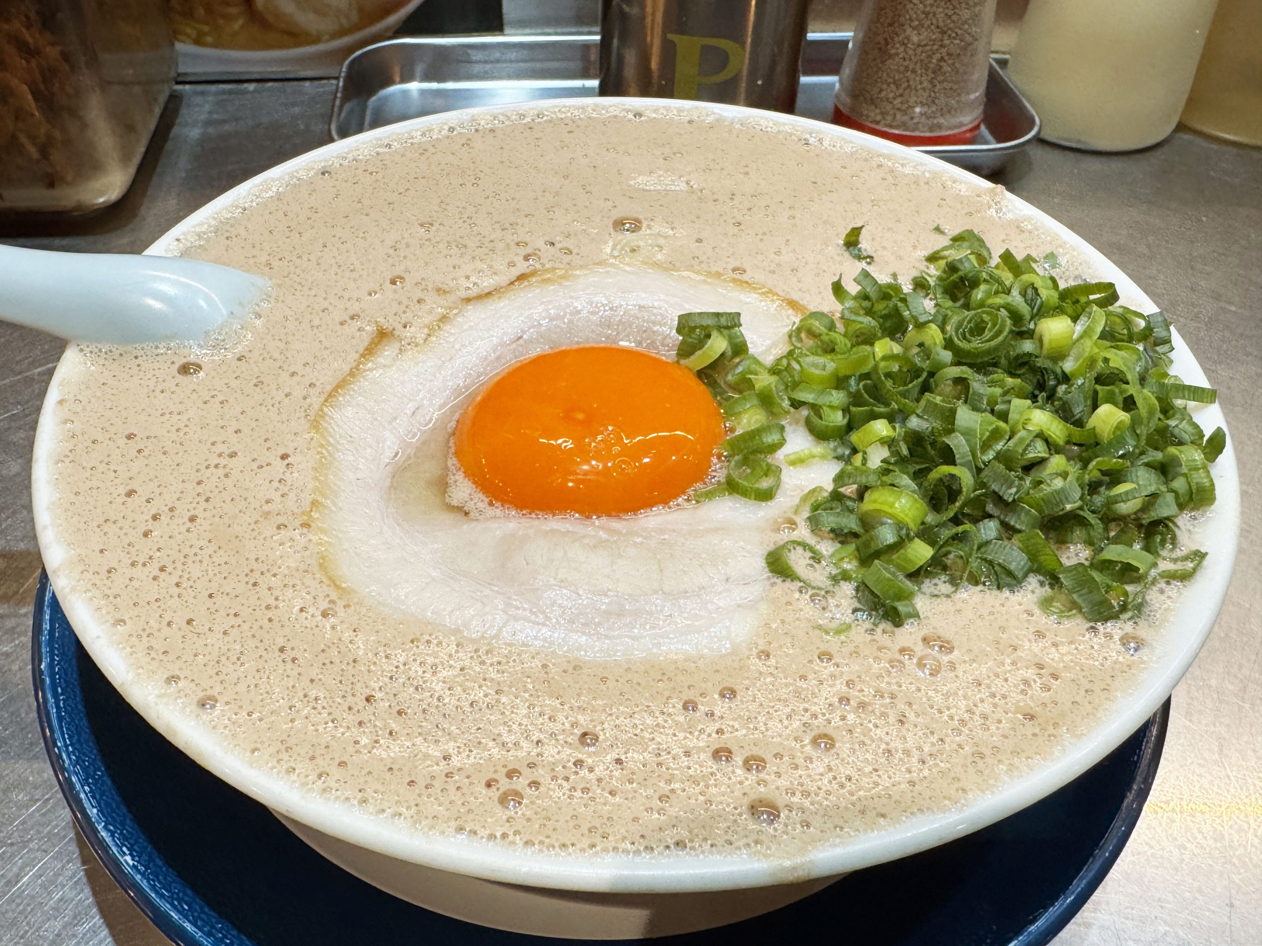 【極上グルメ】東京・中野の人気ラーメン屋「箕輪家」のラーメンは泡3倍にして食べて！ ウマすぎて飛ぶぞ！