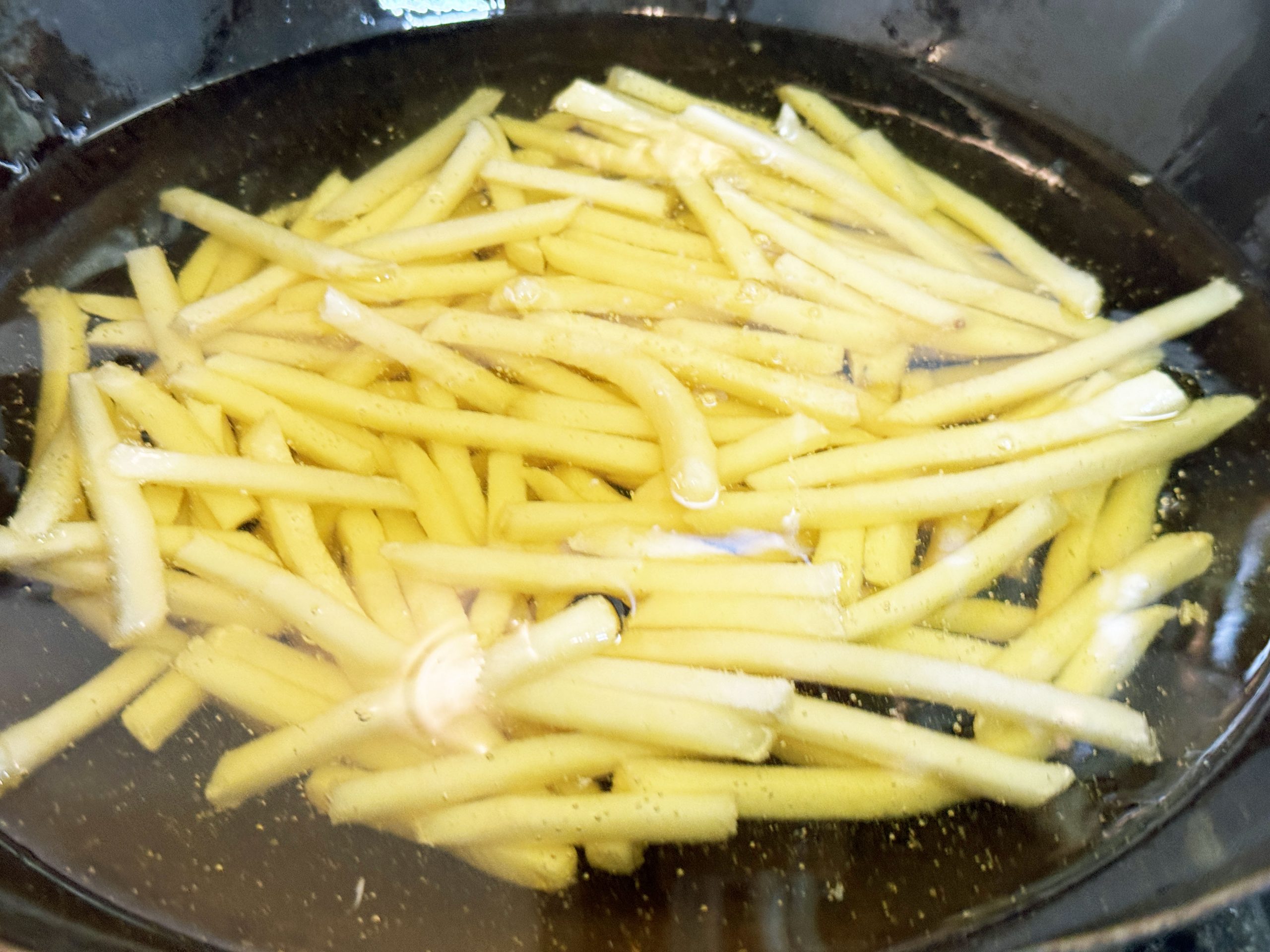 【秘密グルメ】冷凍フライドポテトをおいしく揚げる方法「冷油起動昇温黄金裂揚法」が本当にウマすぎる件