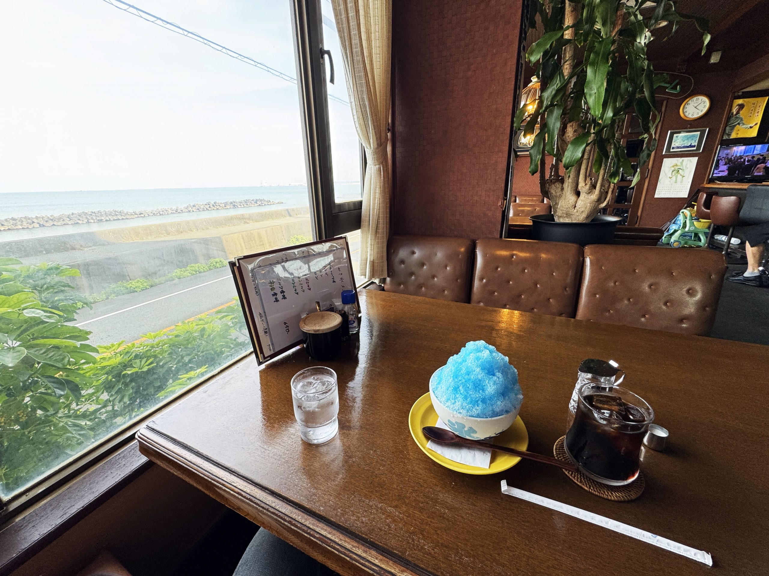 静岡人はいいよな！ こういう良いカフェがあって / 静岡県牧之原市落居の喫茶店「オアシス」で海を眺めながら食べるかき氷