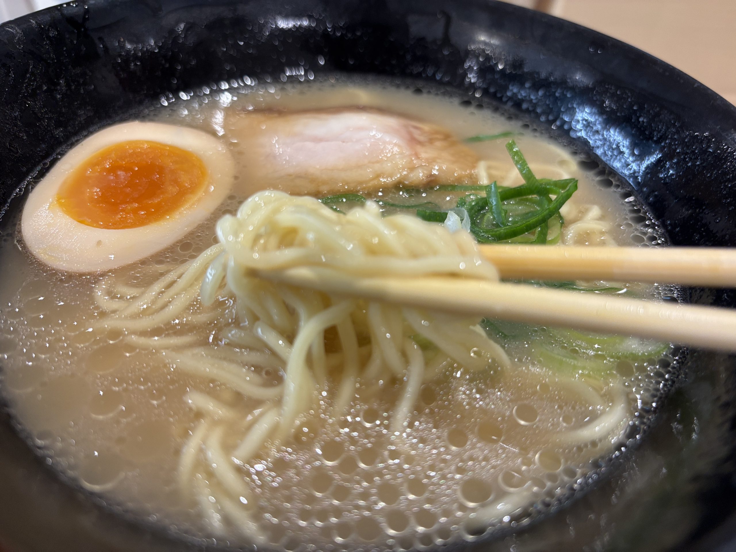 ちょうどいい旨さの到達点！ 「はま寿司」の新作「牛骨白湯ラーメン」が旨い！