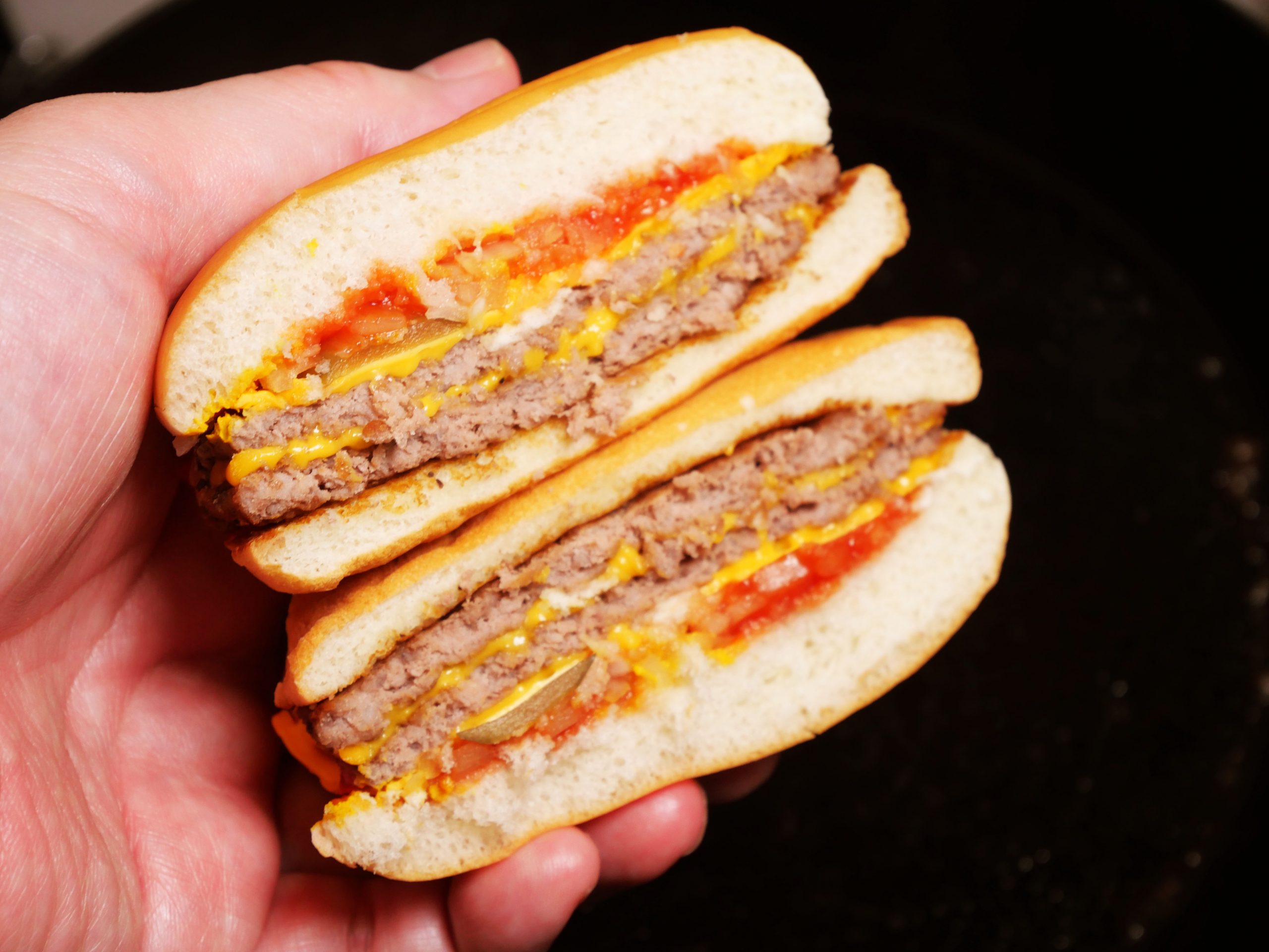 料理人・鳥羽周作シェフの「マクドナルドのダブルチーズバーガーをもっと美味しく食べる方法」は裏技でさらにウマくなる