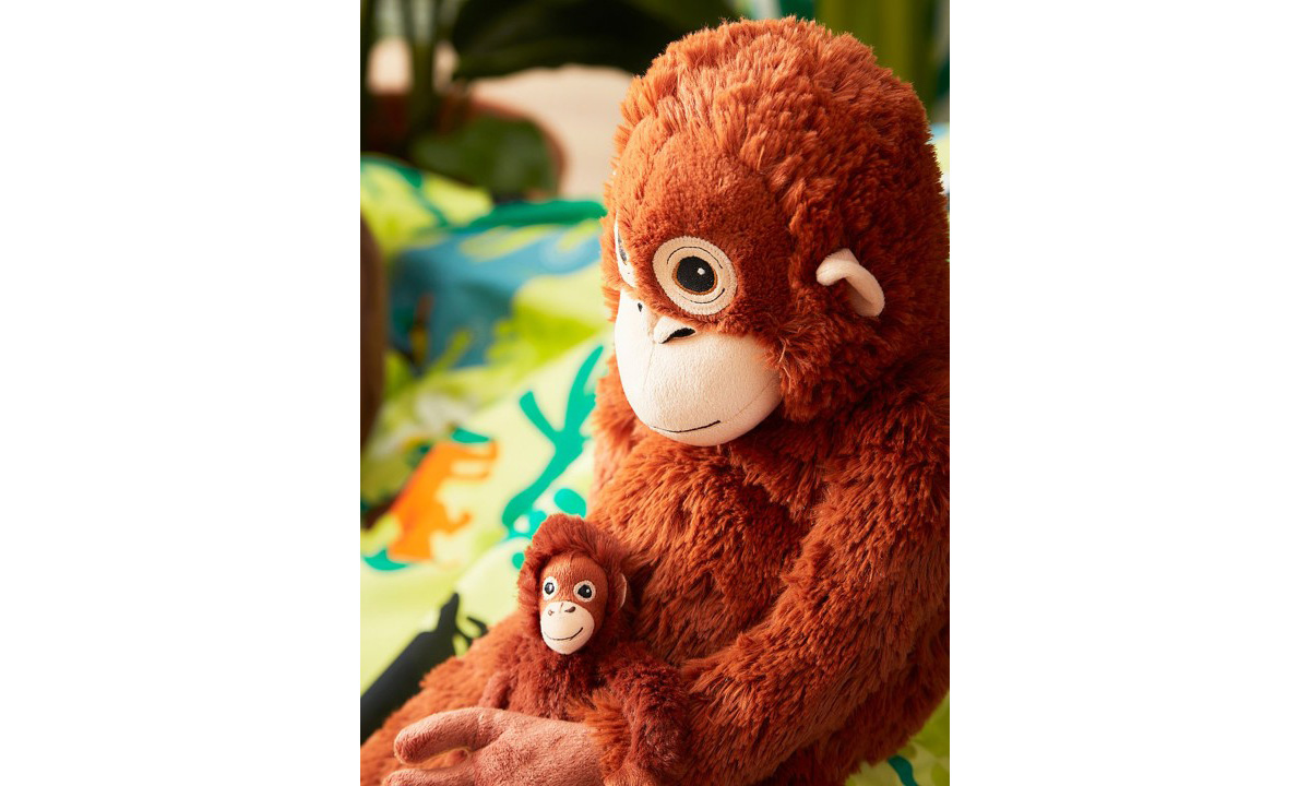 パンチくんが肌身離さず抱えているのはイケアのオランウータンのぬいぐるみ