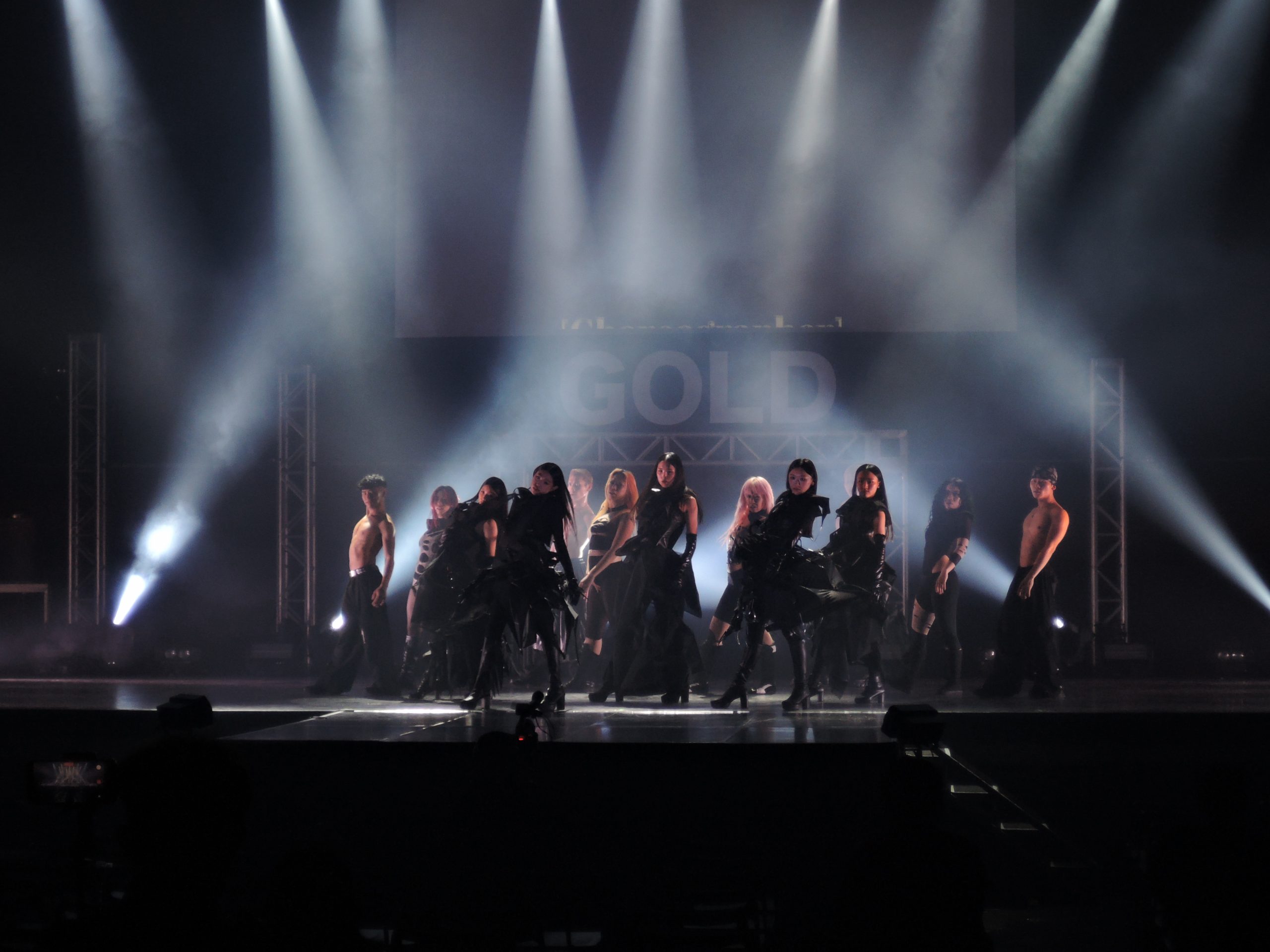 国内屈指のダンサー8名と正体不明の5人組によるパフォーマンスが話題に