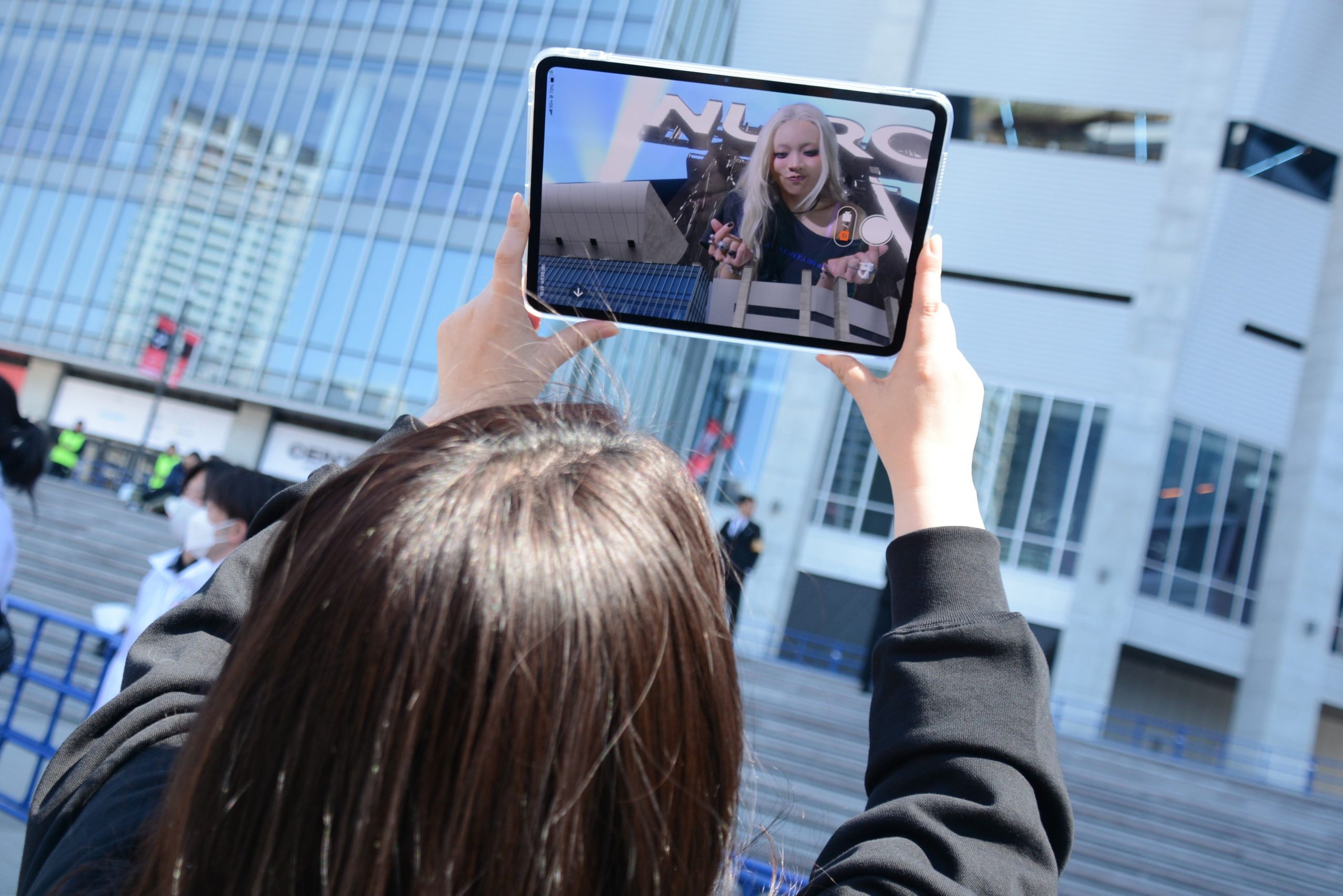 横浜に巨人化した“ちゃんみな”が出現！ ソニーグループの最先端テクノロジーで感動の3D体験