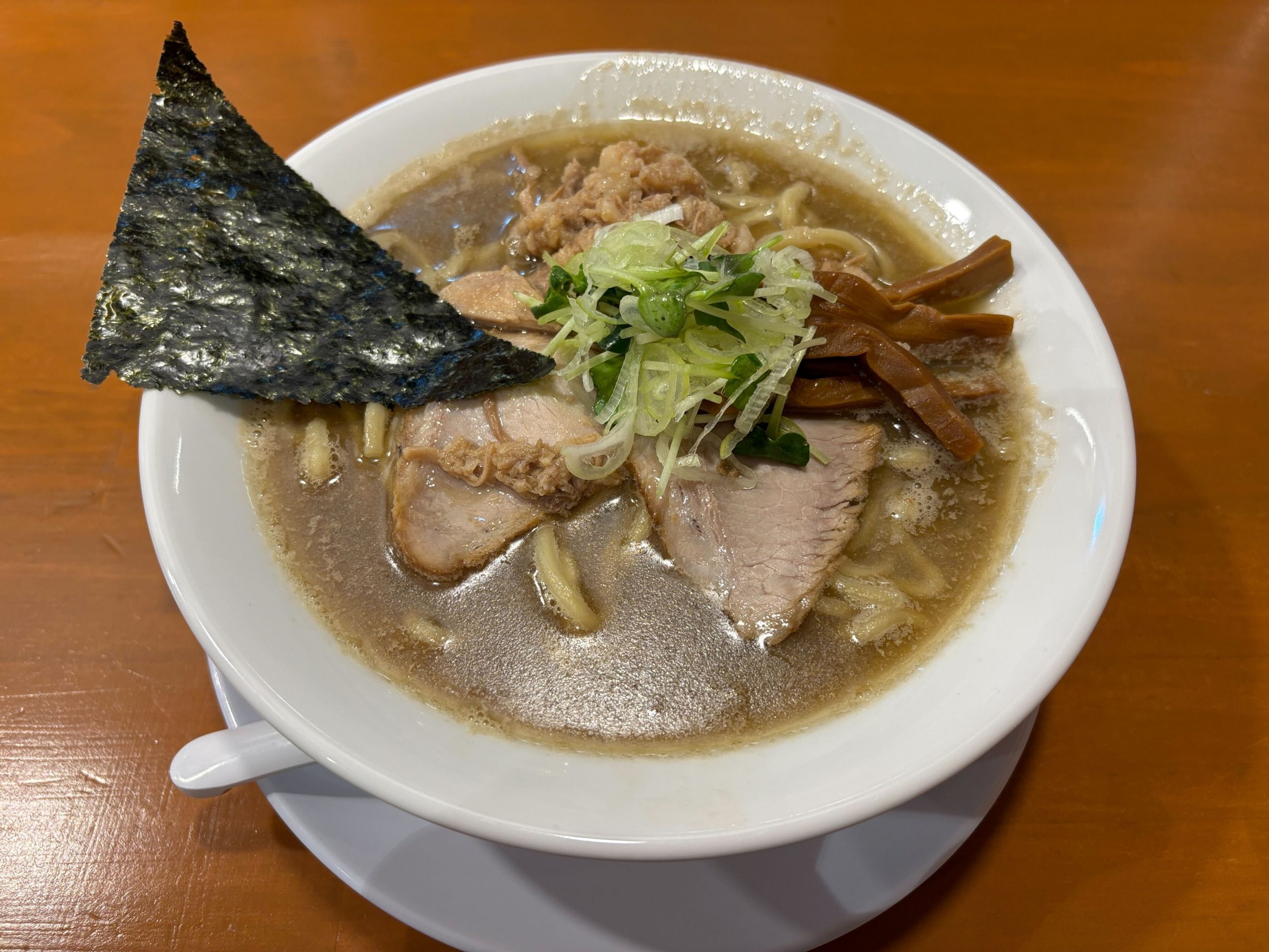 西日暮里にあの一杯が帰ってきた！ 690円で味わう深だし中華の完成形「深だし煮干中華そば ばつぐん」