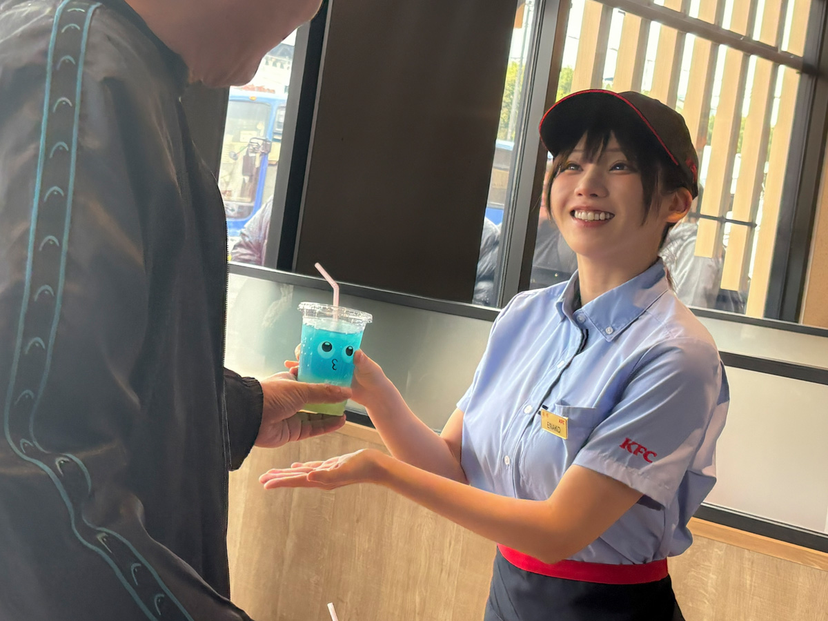 えなこ「すごく青春って感じ！」KFC新ドリンク「ちゅる～りぃ」を絶賛──”次世代モデル店舗”1号店オープニングセレモニー＆新商品発表会レポート