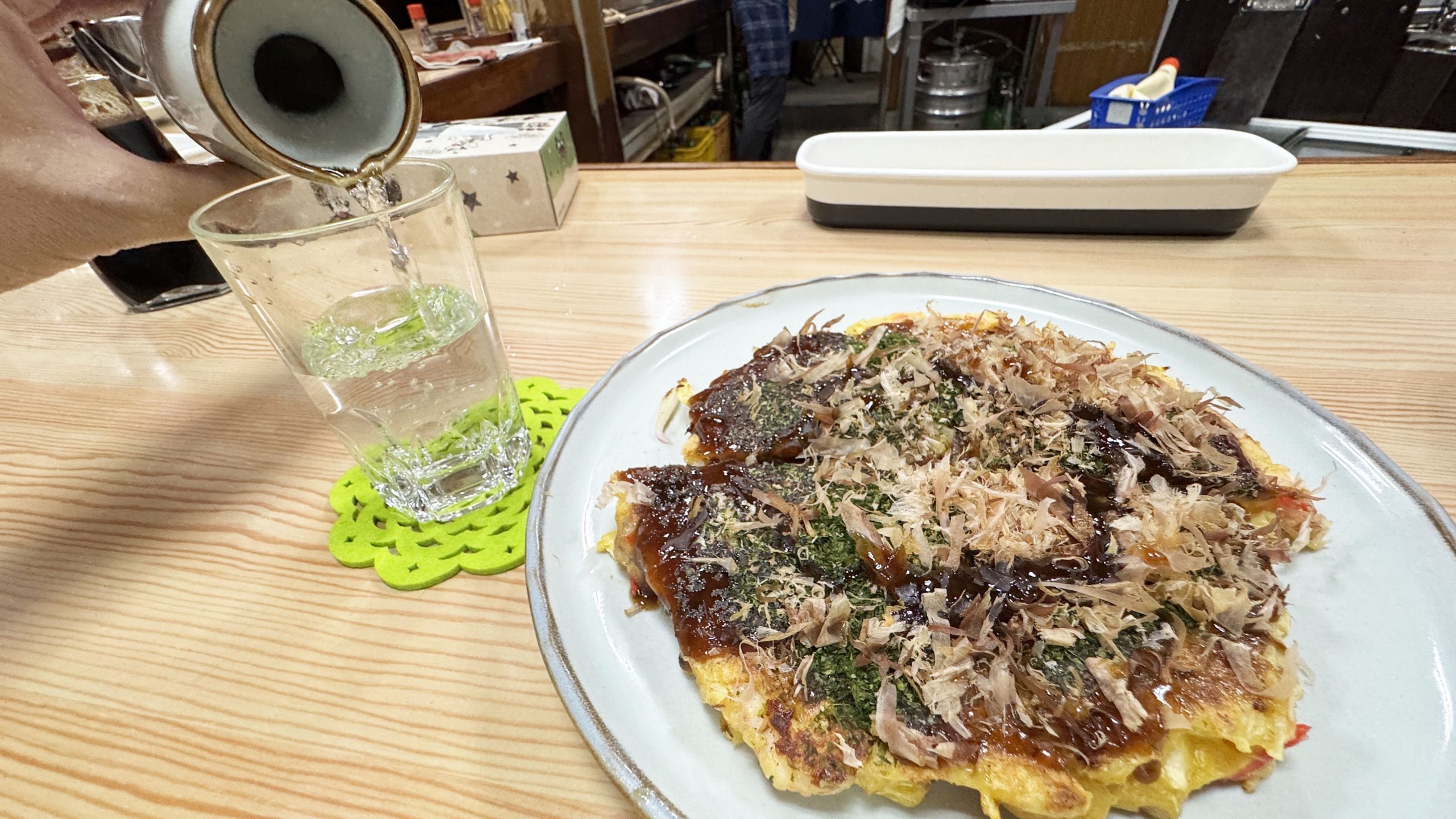 【石川県グルメ】金沢市民が観光客に教えない「お好み焼きを食べながら刺身と酒を楽しめる店」が良すぎる / お好み焼きを30分かけて丁寧に作る三由