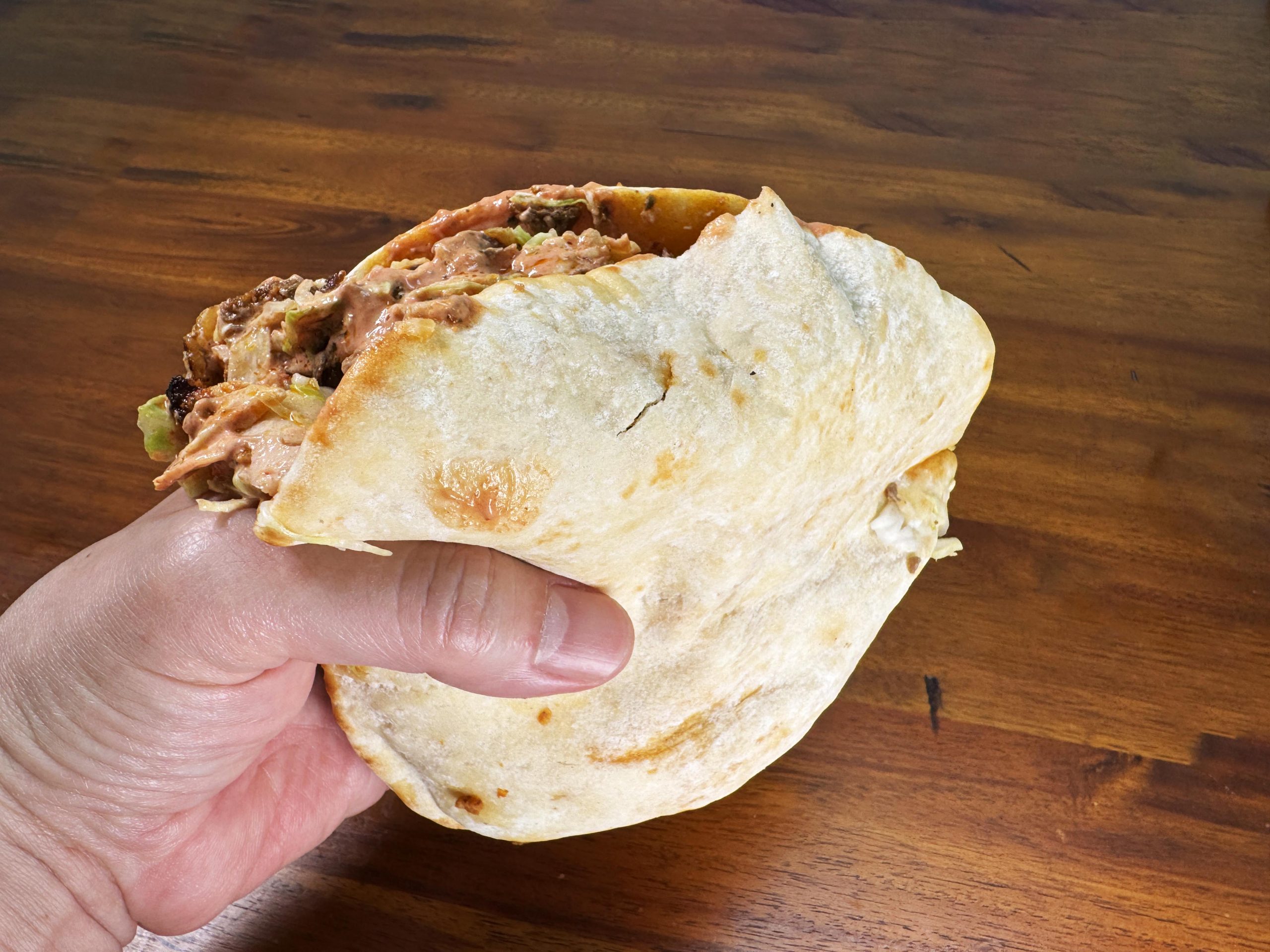 【秋葉原グルメ】超ゲキウマすぎる「モーゼスさんのケバブ」のケバブ→ ヤミツキになる私流の食べ方