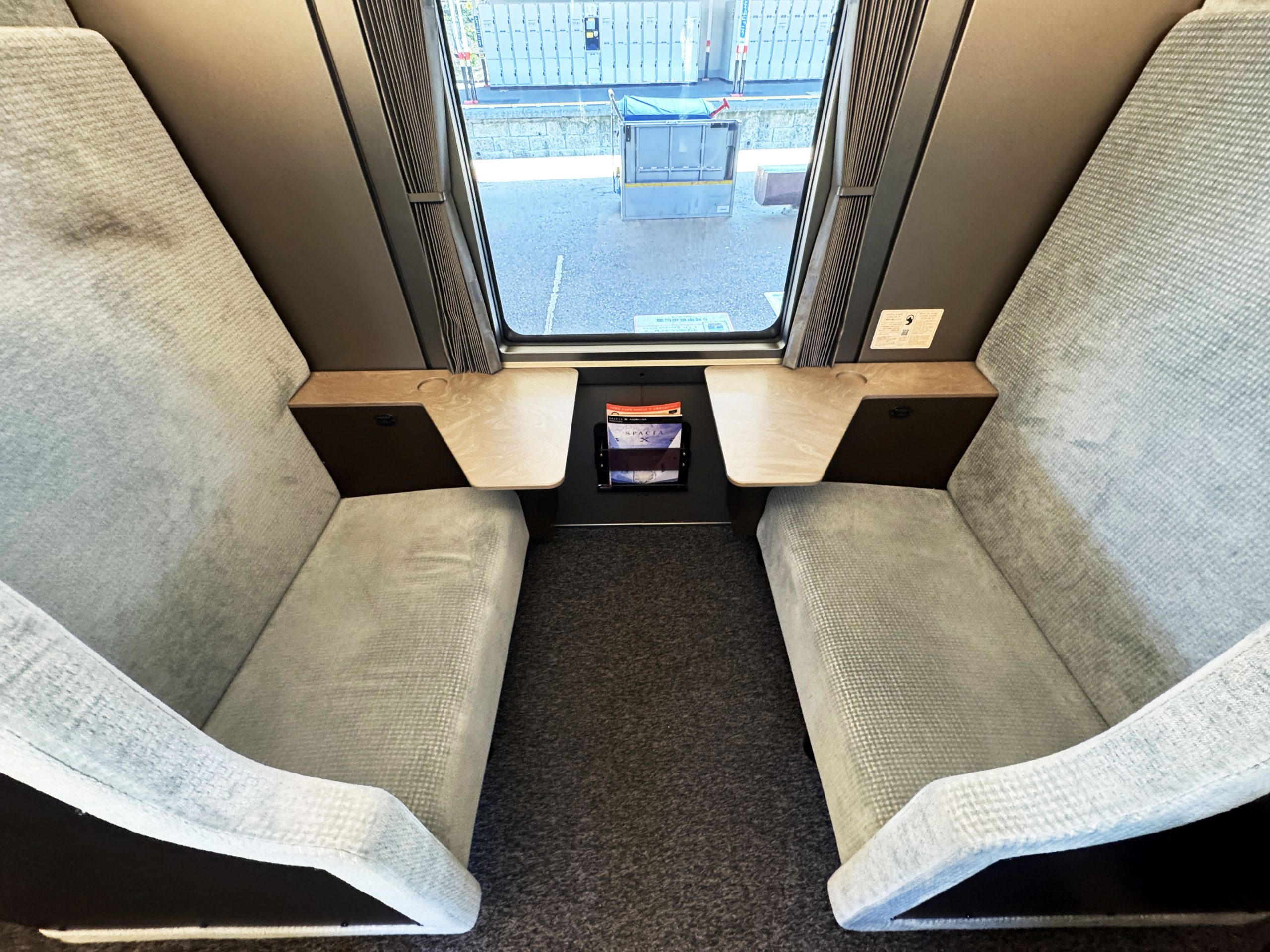 東武鉄道の特急スペーシアXはコックピットスイートだけじゃあない！ ボックスシートも楽しいよ