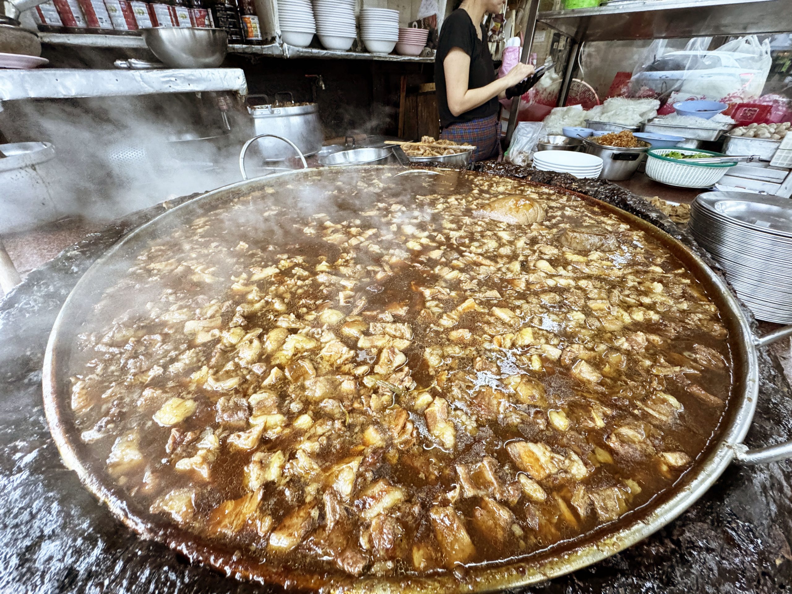 【タイ・バンコクの超グルメ】数十年ずっと煮込み続けている巨大鍋の「牛肉煮込み麺」を食べた結果 / ワッタナー・パーニット