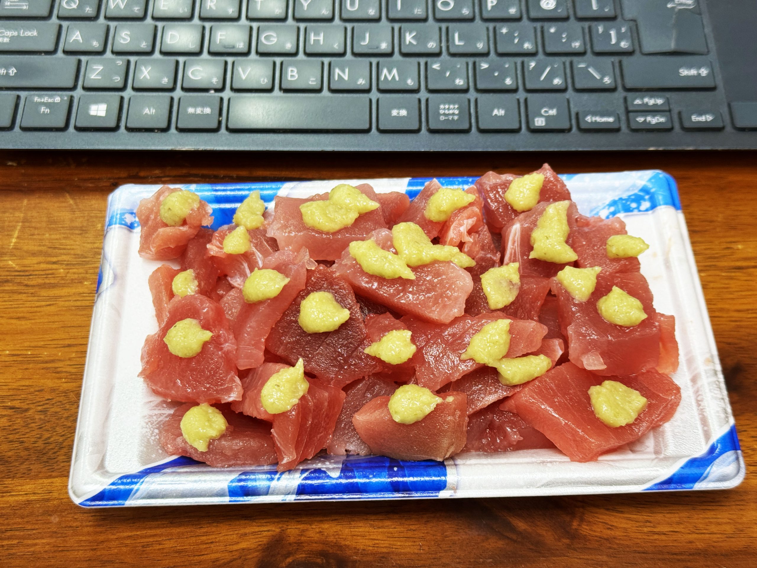 【仕事めしシリーズ】パソコンしながら食べるマグロ刺身と缶ビールが最高すぎるという話