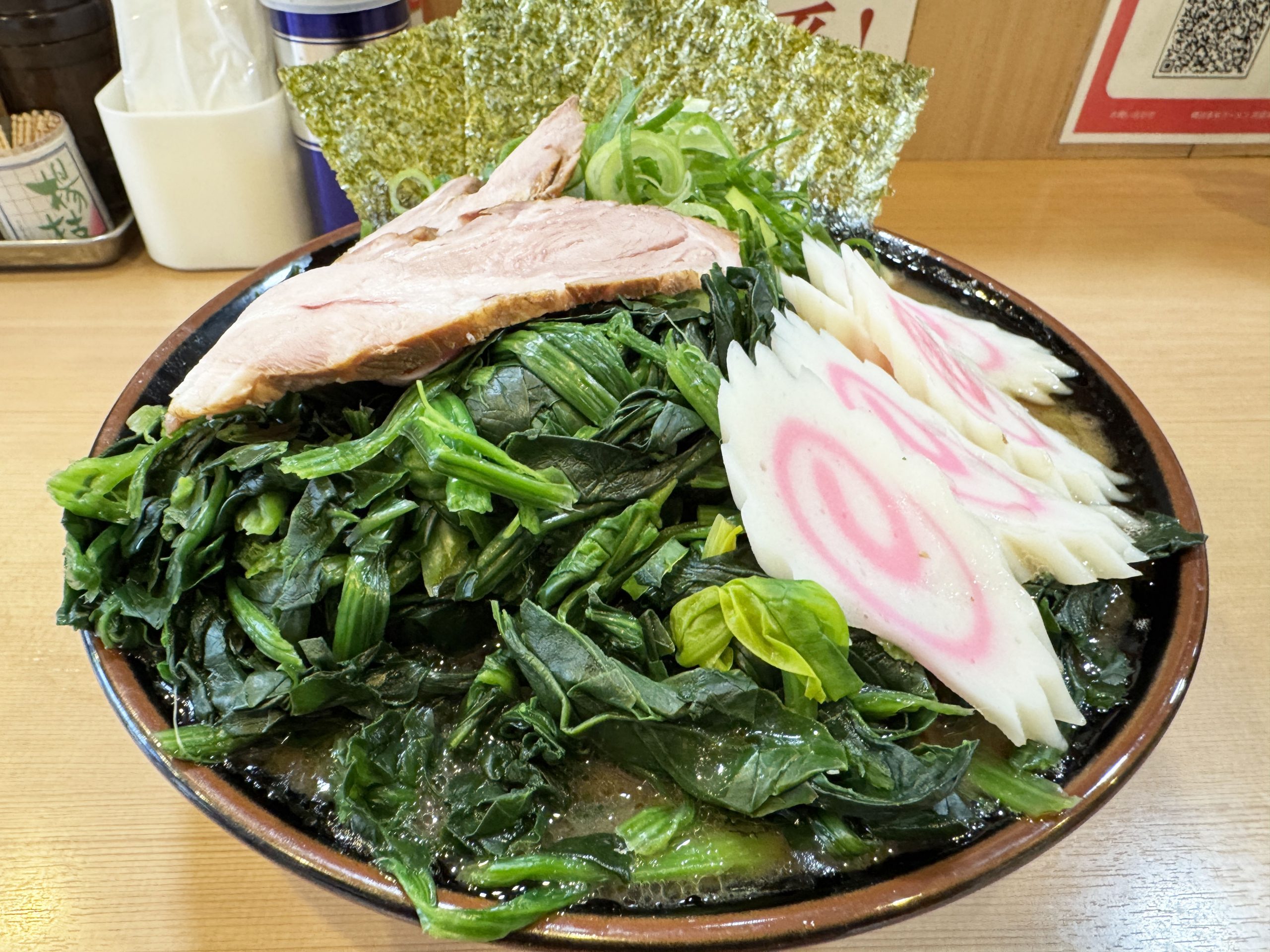 【究極グルメ】ライス無料の激ウマ家系ラーメン屋「武道家 賢斗」ラーメンはこうすて食べるともっとウマイ