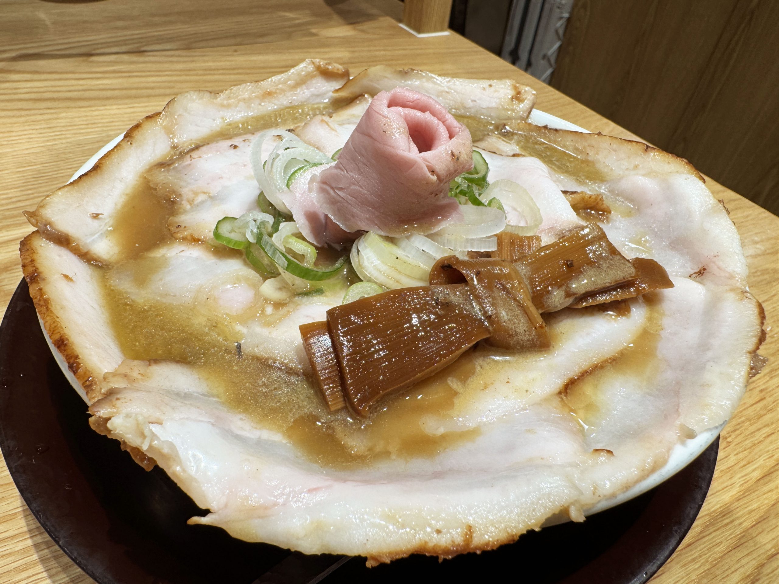 【旅行グルメ】JR東京駅で肉すぎるラーメンが食べられるよ / ひらこ屋