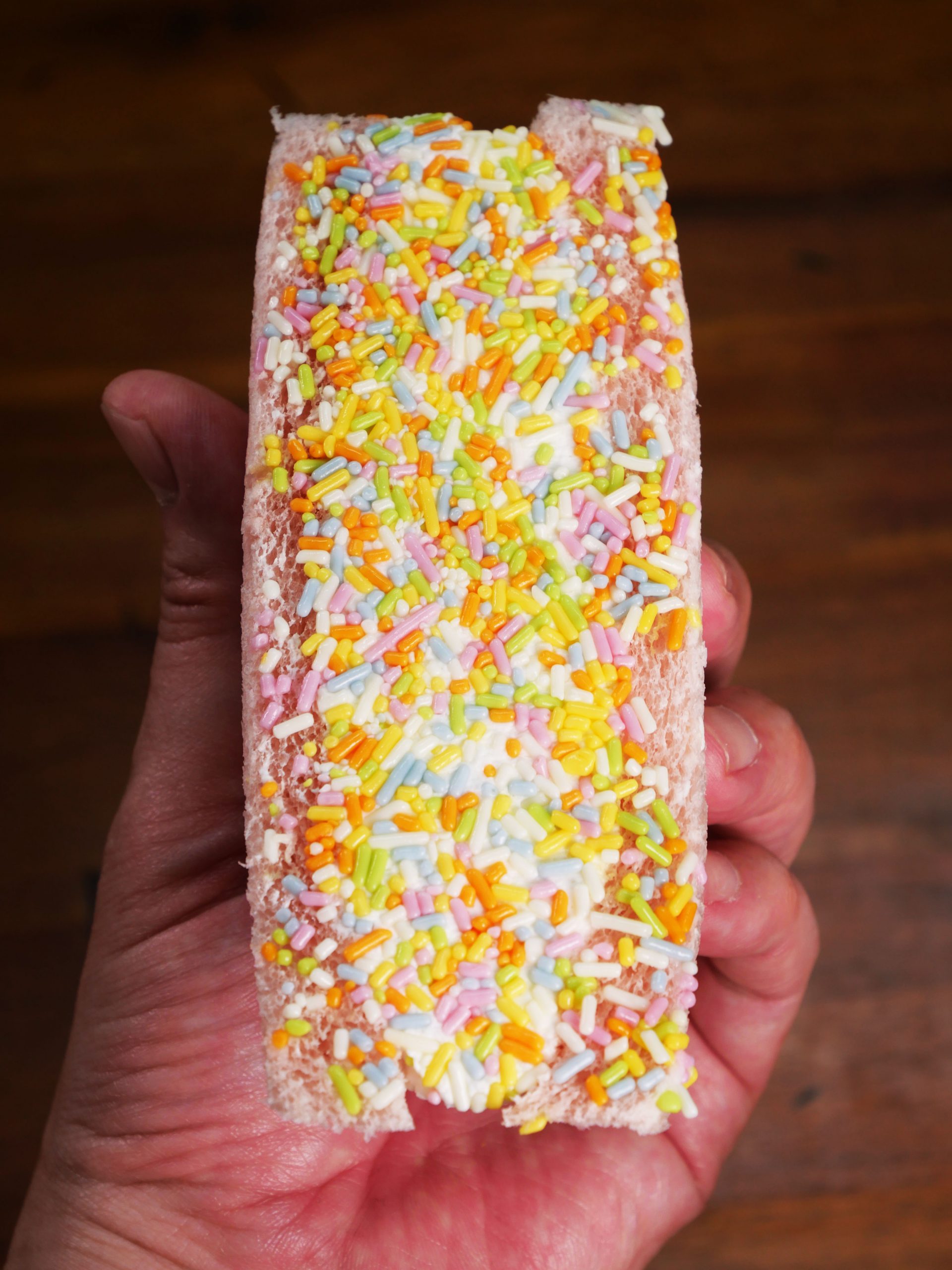 セブンイレブンのサンドイッチ「カラーチョコ＆ホイップ」が最高すぎる件