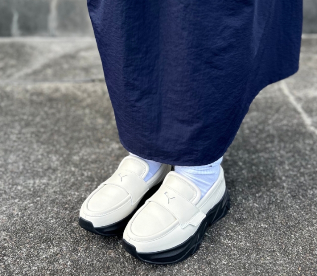 「ローファースニーカー」や「スニーカーローファー」と呼ばれる「見た目はローファー、履き心地はスニーカー」が人気だそうです