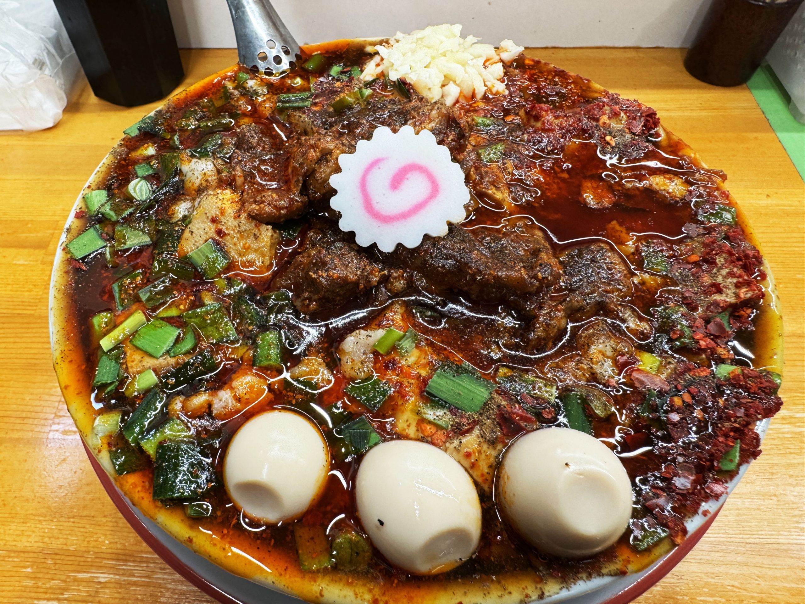 【東京グルメ】あまりにもビジュアルが凄くてうまいラーメンを食べたか？ 護国寺の「らーめん護什番」